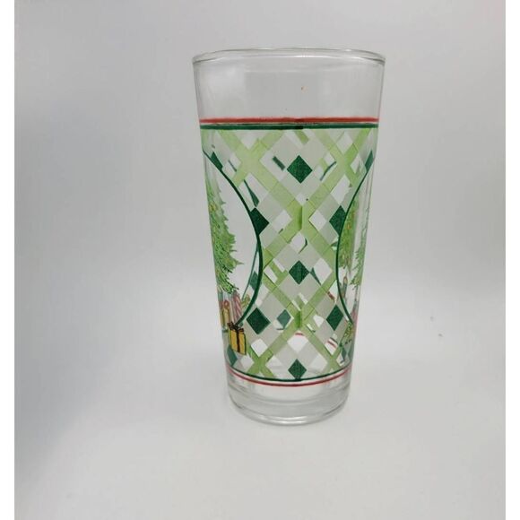 Tree Tumbler Set of Four. Clear quality glass with light ornament filled tree wi - Picture 4 of 7